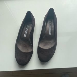 Brown suede flat ballerinas.